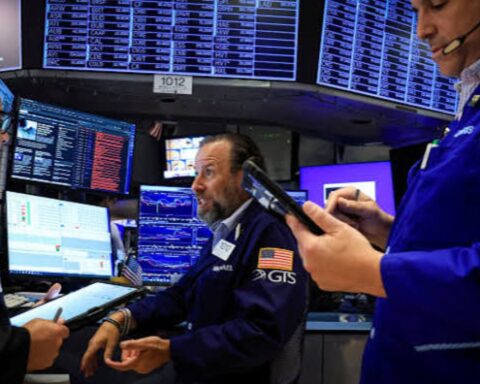 Stocks Edge Higher on Energy Gains as Oil Jumps Ahead of Big Tech Earnings