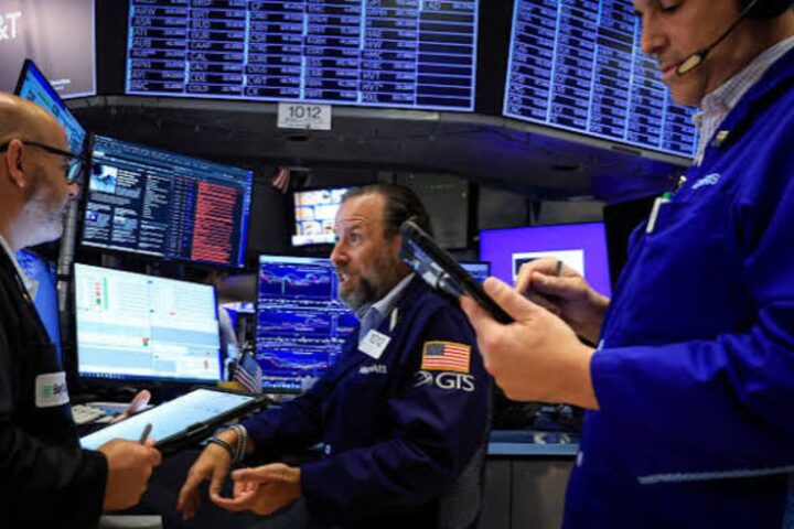 Stocks Edge Higher on Energy Gains as Oil Jumps Ahead of Big Tech Earnings