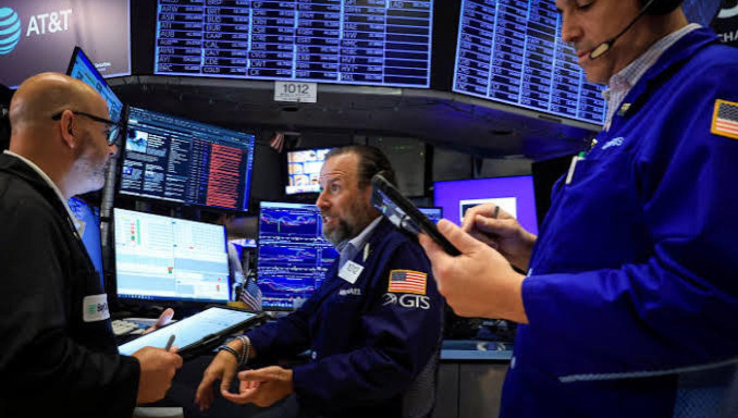 Stocks Edge Higher on Energy Gains as Oil Jumps Ahead of Big Tech Earnings